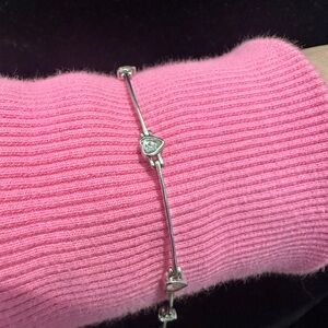 Chic 925 Silver Heart Bracelet with clear heart stones.